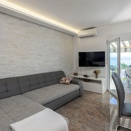 アパート 3 Bedroom In ツリクヴェニツァ