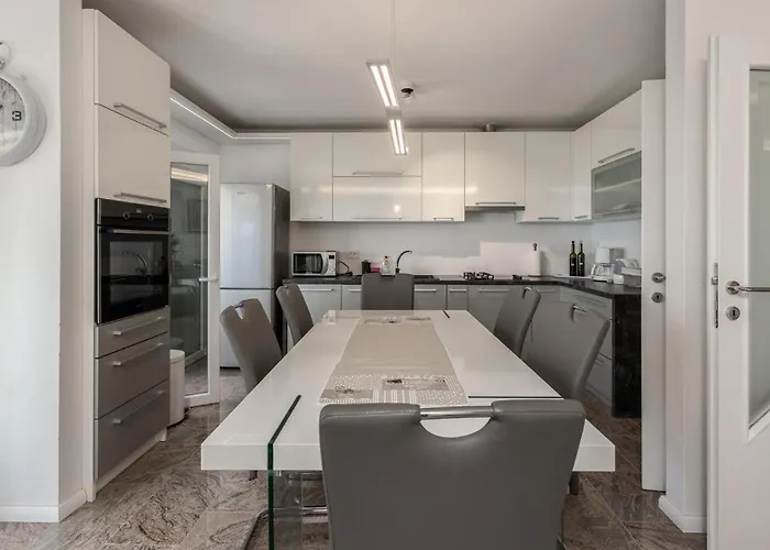 3 Bedroom Cozy In *