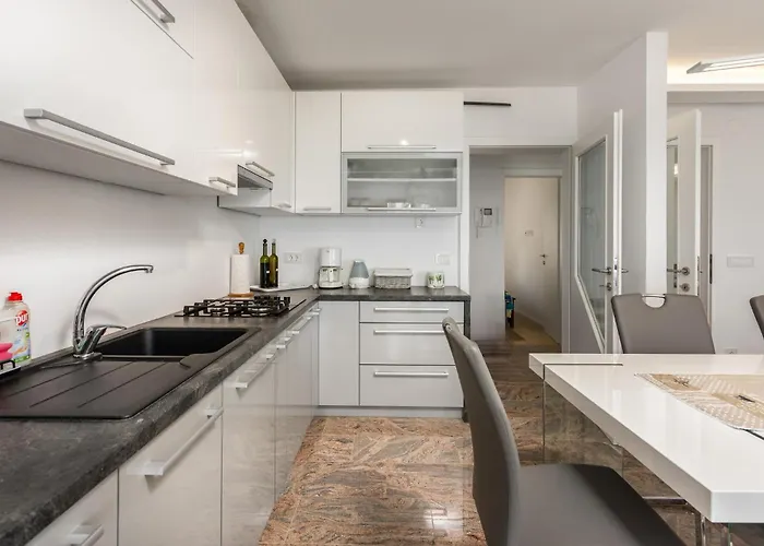 3 Bedroom Cozy In Lägenhet *