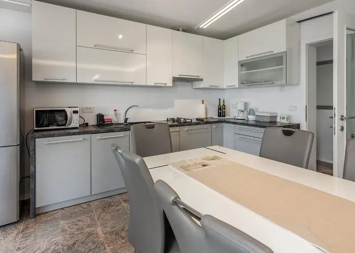 3 Bedroom Cozy In Apartment