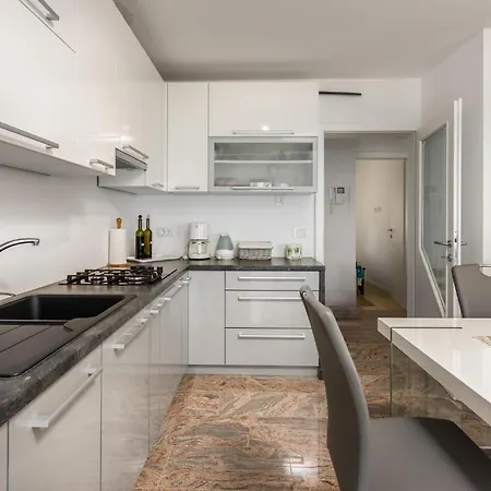 3 Bedroom In 아파트 *