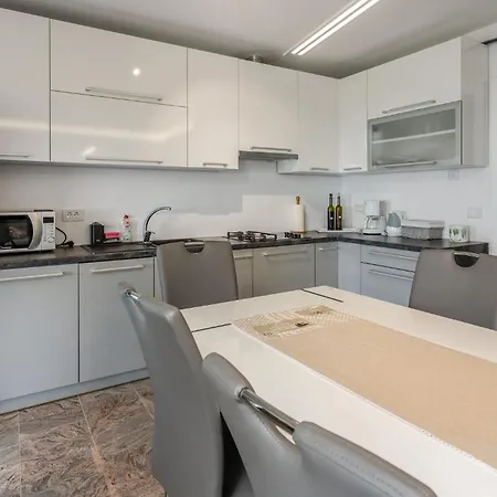 3 Bedroom Cozy In Διαμέρισμα